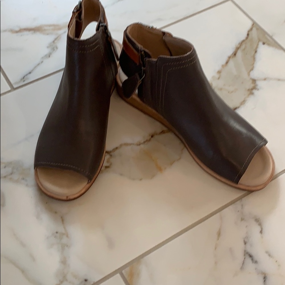 Gee’WaWa Taupe leather sandals NWOT